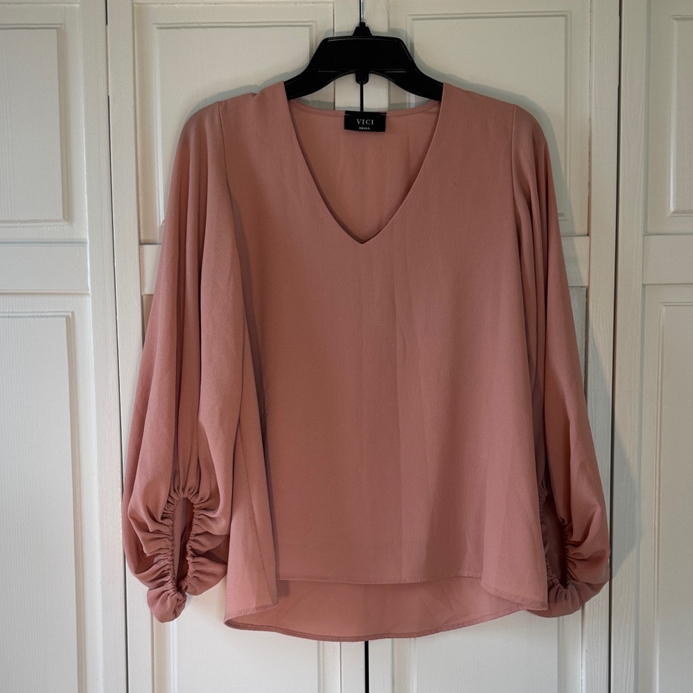 Vici Mauve/Dusty Rose V-Neck Blouse with Gathered Sleeves Size Small